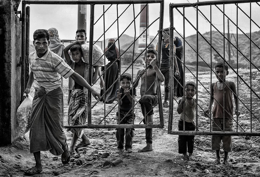 rohingya refugee people going through the fences bangladesh joxe inazio kuesta garmendia